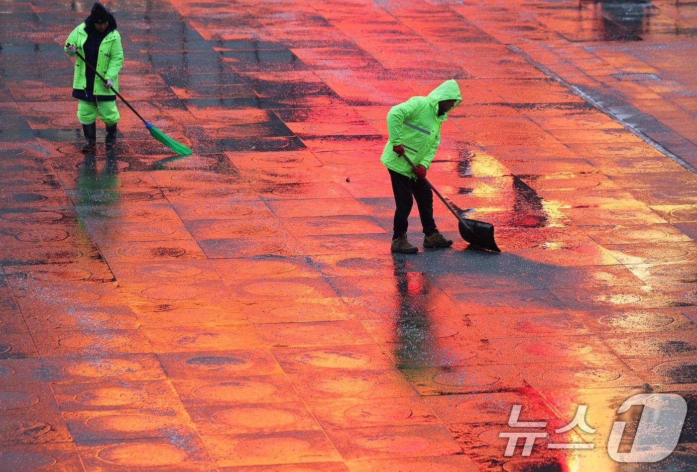 본문 이미지 - 2일 오전 서울 광화문광장에서 시설 관계자들이 밤새 내린 눈을 치우고 있다. ⓒ News1 구윤성 기자