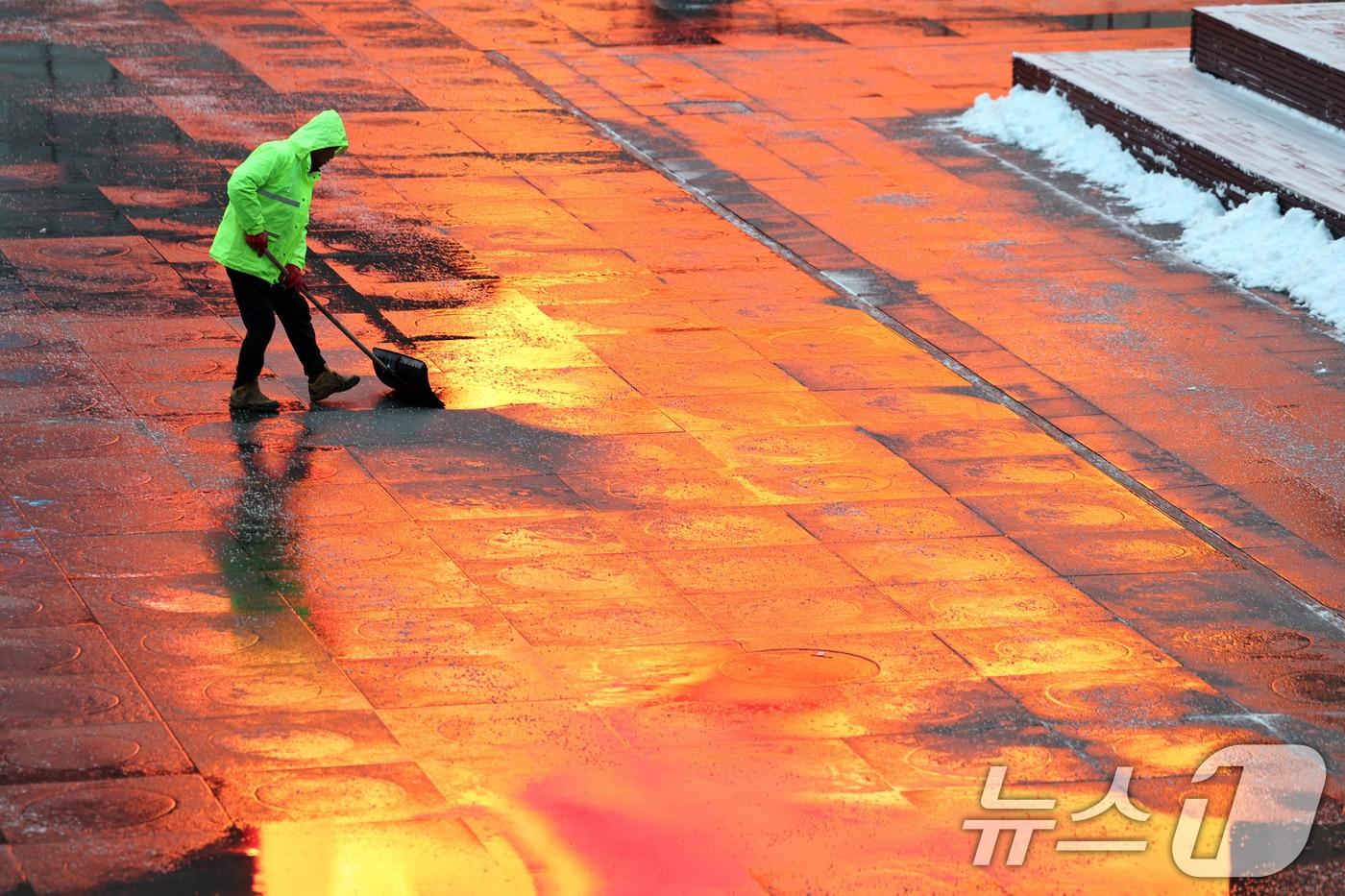 본문 이미지 - 2일 오전 서울 광화문광장에서 시설 관계가 밤새 내린 눈을 치우고 있다. 2026.2.2/뉴스1 ⓒ News1 구윤성 기자