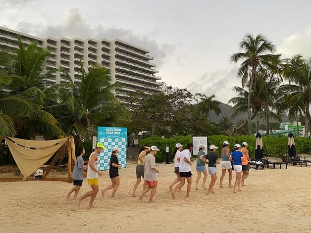 본문 이미지 -  켄싱턴사이판 투숙객들이 리조트 앞에서 러닝을 하고 있다.(이랜드파크 제공)