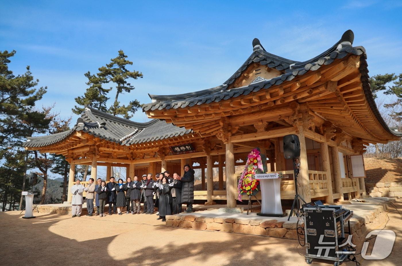 본문 이미지 - 지난달 30일 근흥면 안흥진성에서 열린 제승루·안흥지관 현판식 모습(태안군 제공. 재판매 및 DB금지)2026.2.2/뉴스1