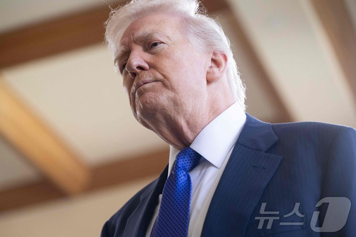 본문 이미지 - 도널드 트럼프 미국 대통령이 1일(현지시간) 플로리다주 팜비치 마러라고에서 댄 스카비노 백악관 부비서실장과 에린 엘모어 대사관 미술국장의 결혼식에 참석하기 위해 도착했다. 2026.2.1 ⓒ AFP=뉴스1 ⓒ News1 김경민 기자