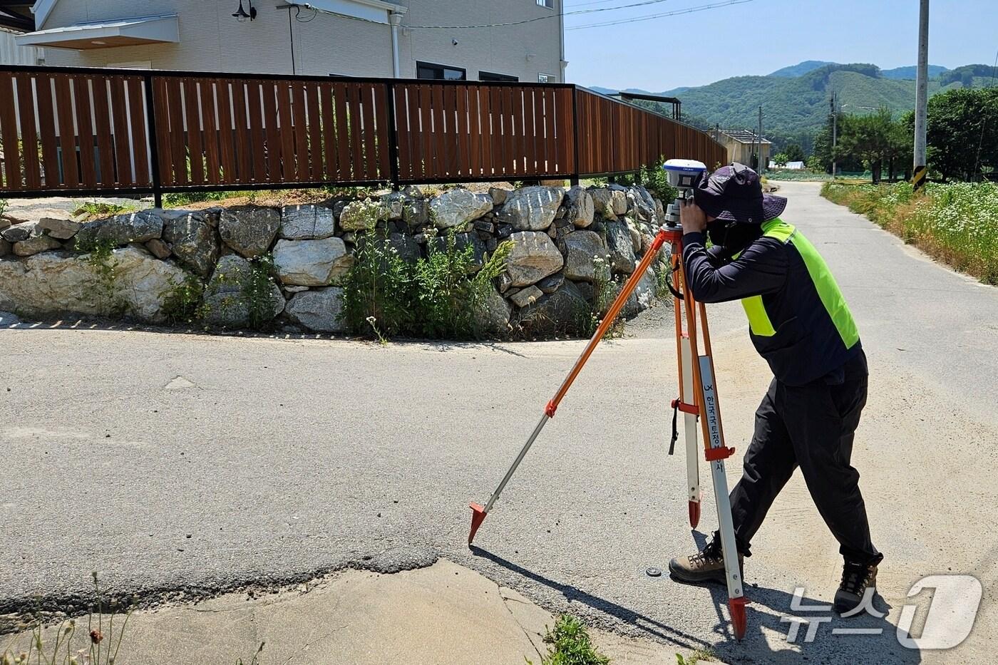 본문 이미지 - 충북 괴산군 지적재조사를 위한 측량 모습.(괴산군 제공, 재판매 및 DB금지)/뉴스1