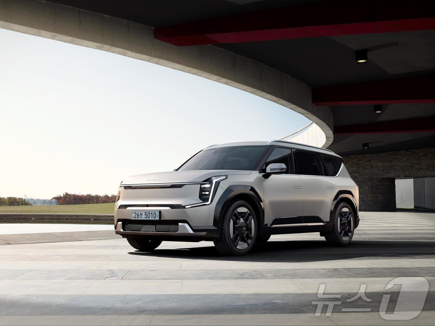 본문 이미지 - 기아는 전기차 대중화를 이끄는 EV3·EV4·EV5의 고성능 라인업인 ‘더 기아 EV3 GT’, ‘더 기아 EV4 GT, ‘더 기아 EV5 GT’ 출시와 더불어 EV3·EV4·EV9의 연식변경 모델도 선보이며 본격적인 판매를 시작한다고 2일 밝혔다. 사진은 The 2026 EV9 외장. (현대차·기아 제공. 재판매 및 DB 금지) 2026.2.2 ⓒ 뉴스1