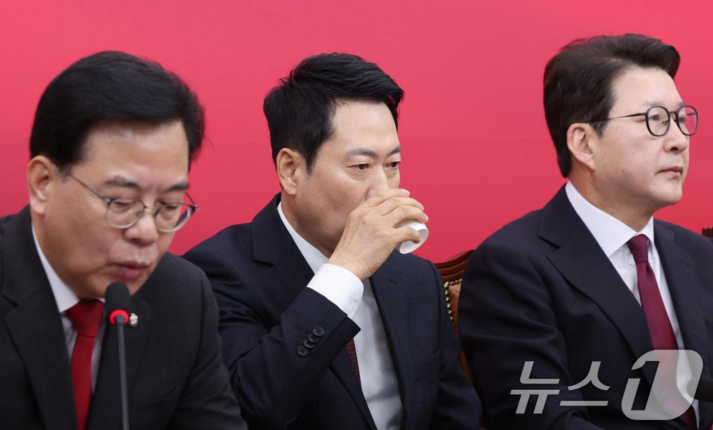 본문 이미지 - 장동혁 국민의힘 대표가 2이 서울 여의도 국회에서 열린 최고위원회의에서 목을 축이고 있다. 2026.2.2/뉴스1 ⓒ News1 신웅수 기자