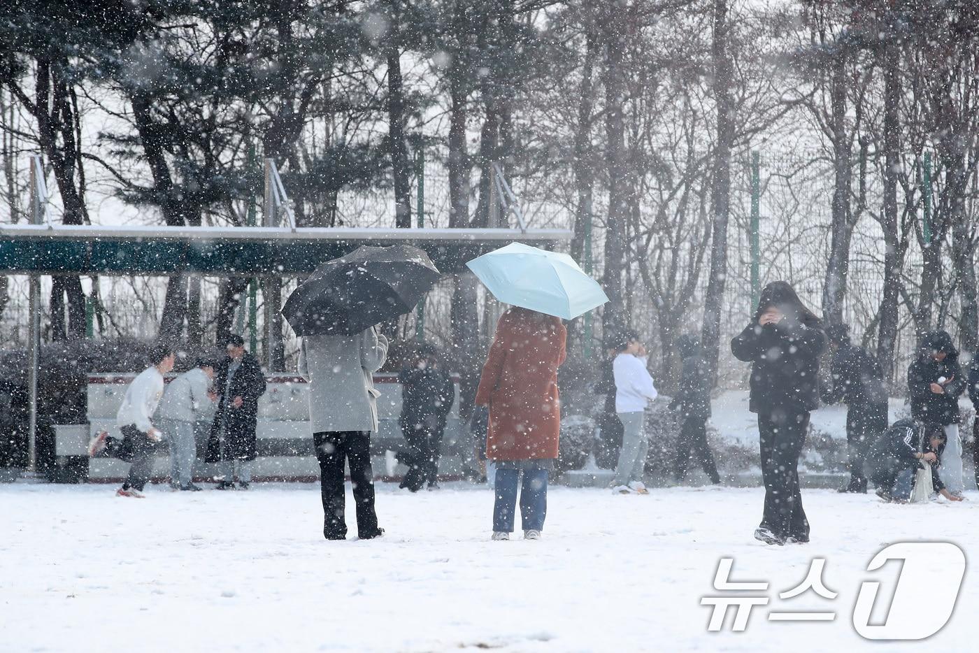 본문 이미지 - 2일 오전 대구의 한 초등학교 운동장에서 학생들이 밤사이 내린 눈을 구경하고 있다. 2026.2.2/뉴스1 ⓒ News1 공정식 기자