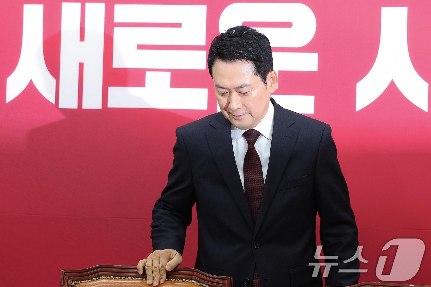 본문 이미지 - 장동혁 국민의힘 대표가 2이 서울 여의도 국회에서 열린 최고위원회의에 참석하고 있다. 2026.2.2/뉴스1 ⓒ News1 신웅수 기자