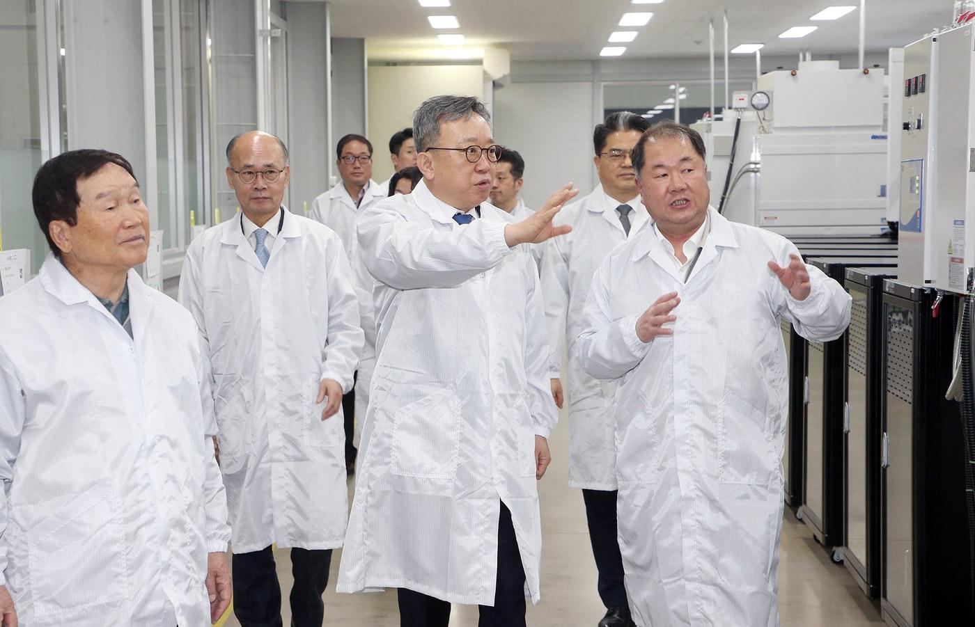 본문 이미지 - 정상혁 신한은행장이 지난 달 30일 경기도 화성시에 위치한 디와이피 화성 공장을 방문해 홍순겸 디와이피 회장(앞줄 왼쪽)과 양준규 사장(앞줄 오른쪽)으로부터 설명을 듣고 있는 모습.(신한은행 제공)