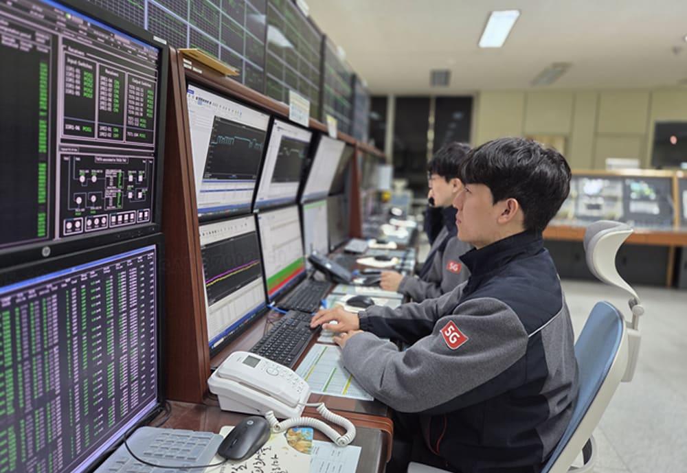 본문 이미지 - KT SAT은 용인위성관제센터를 통해 K-라드큐브 사업의 위성 관제와 지상국 운영을 아우르는 통합 관제∙운영을 수행할 예정이다.(KT SAT 제공)