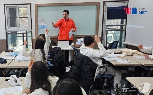 본문 이미지 - YBM넷이 지난달 26~29일 군포시청소년재단과 진행한 '2026년 군포시 겨울방학 청소년 영어캠프'에서 수업이 진행되는 모습.(YBM넷 제공)