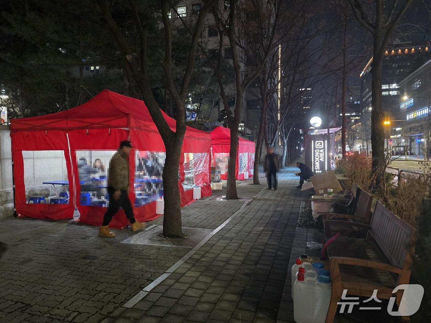 본문 이미지 - 정비 전 불법 포장마차 운영 중인 모습.(영등포구 제공)