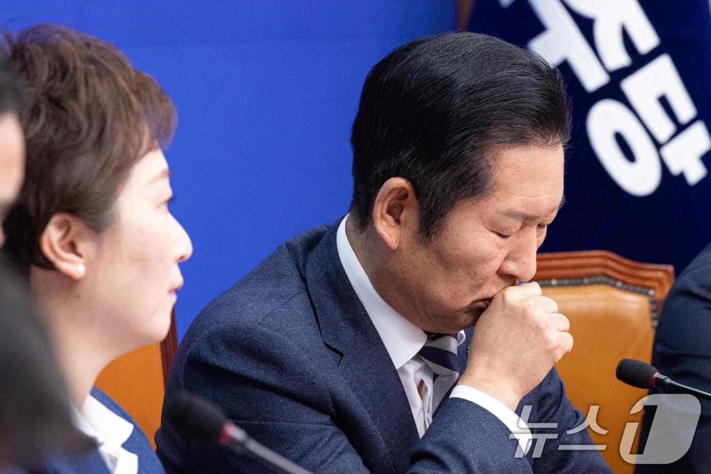 본문 이미지 - 정청래 더불어민주당 대표가 2일 서울 여의도 국회에서 열린 최고위원회의에서 마른 기침을 하고 있다. 2026.2.2/뉴스1 ⓒ News1 이승배 기자