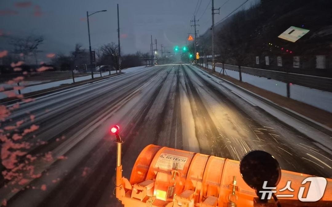 본문 이미지 - 밤새 내린 눈으로 2일 오전 경북 구미시 형곡동~금오산 도립공원 순환도로 구간에 눈이 쌓여 차량운행이 통제된 가운데 제설차량이 도로의 눈을 치우고 있다. (구미시 제공. 재판매 및 DB금지)/뉴스1