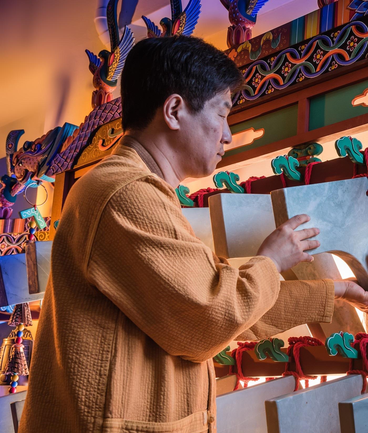 본문 이미지 - 국가무형유산 '악기장' 보유자 김종민 씨(국가유산청 제공)