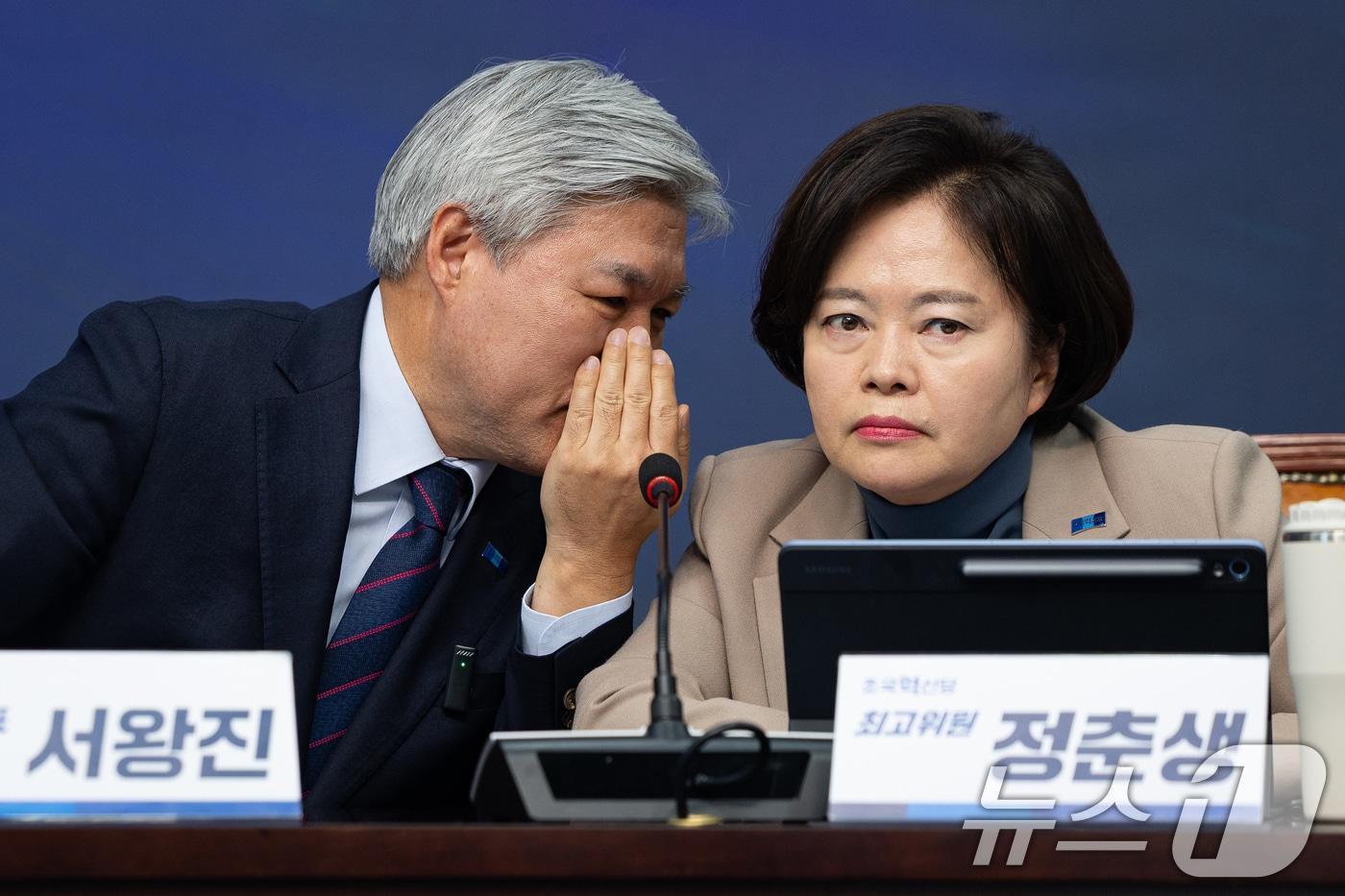 본문 이미지 - 서왕진 조국혁신당 원내대표와 정춘생 최고위원이 2일 서울 여의도 국회에서 열린 최고위원회의에서 대화하고 있다. 2026.2.2 ⓒ 뉴스1 유승관 기자