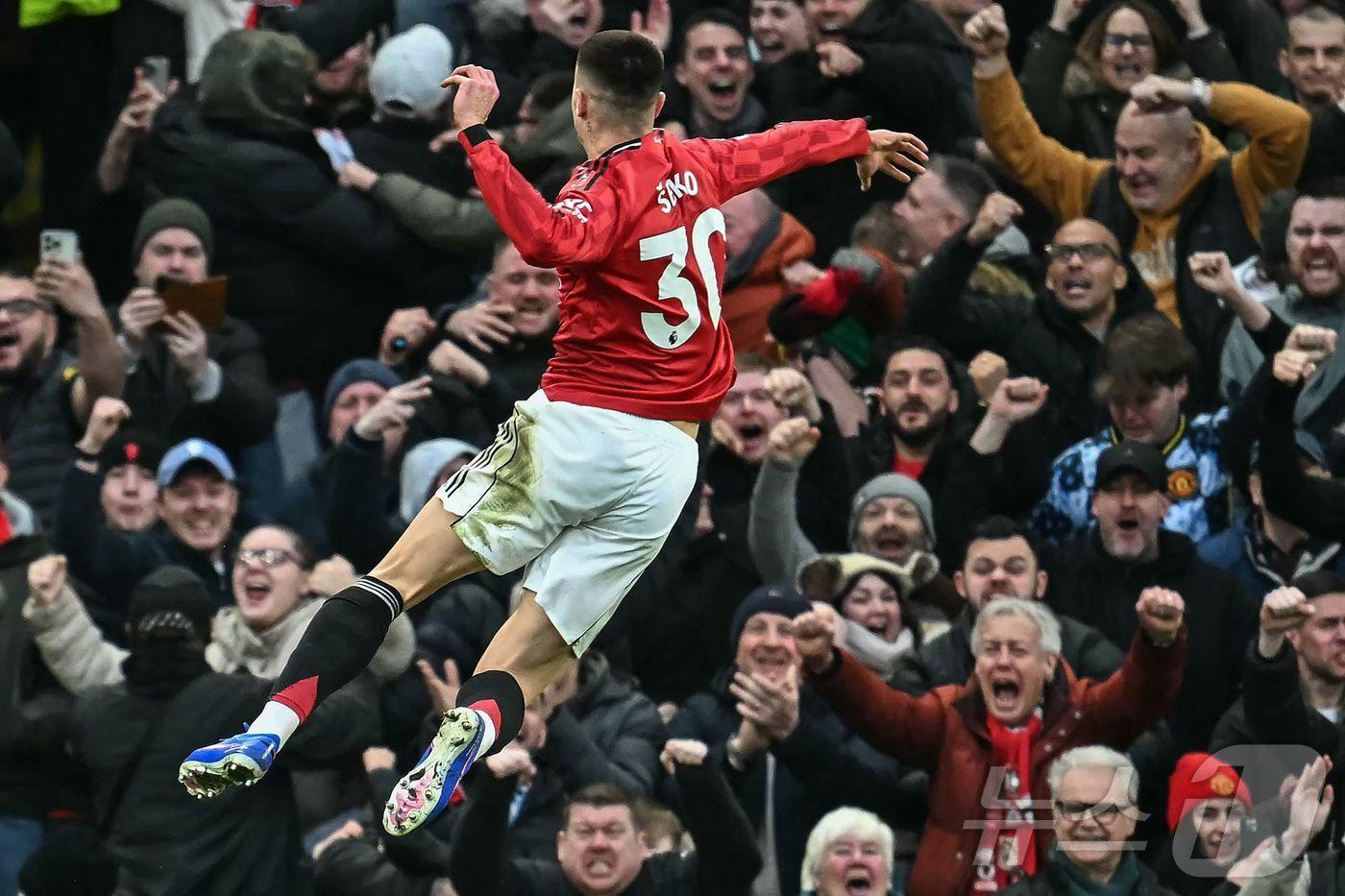 본문 이미지 - 풀럼전 극적인 결승골을 넣고 기뻐하는 벤자민 세슈코. ⓒ AFP=뉴스1