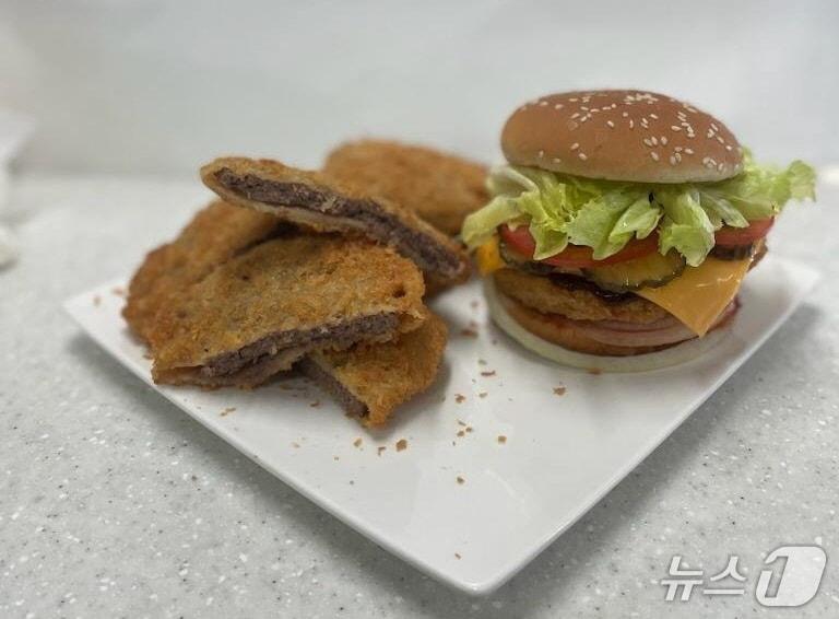 본문 이미지 - 공주알밤한우 카츠버거. / 뉴스1 