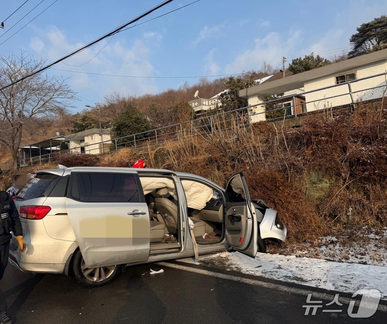 본문 이미지 - 2일 오전 8시 48분쯤 순천시 상사면에서 노인복지센터 차량이 눈길에 미끄러지는 사고가 발생했다. (전남소방본부 제공. 재판매 및 DB금지)