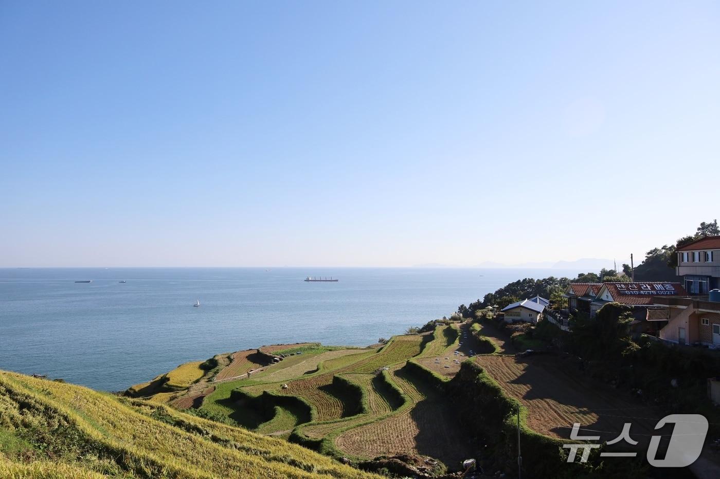 본문 이미지 - 남해군 다랭이마을 전경(한국관광공사 제공. 재판매 및 DB금지)).