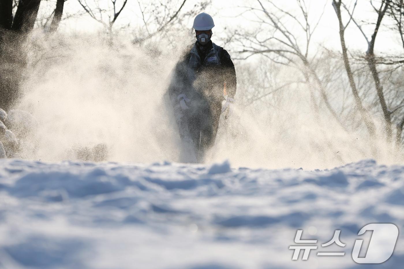 본문 이미지 - 폭설이 내린 2일 오전 서울 용산구 남산에서 작업자가 제설 작업을 하고 있다. 2026.2.2 / ⓒ 뉴스1 김민지 기자