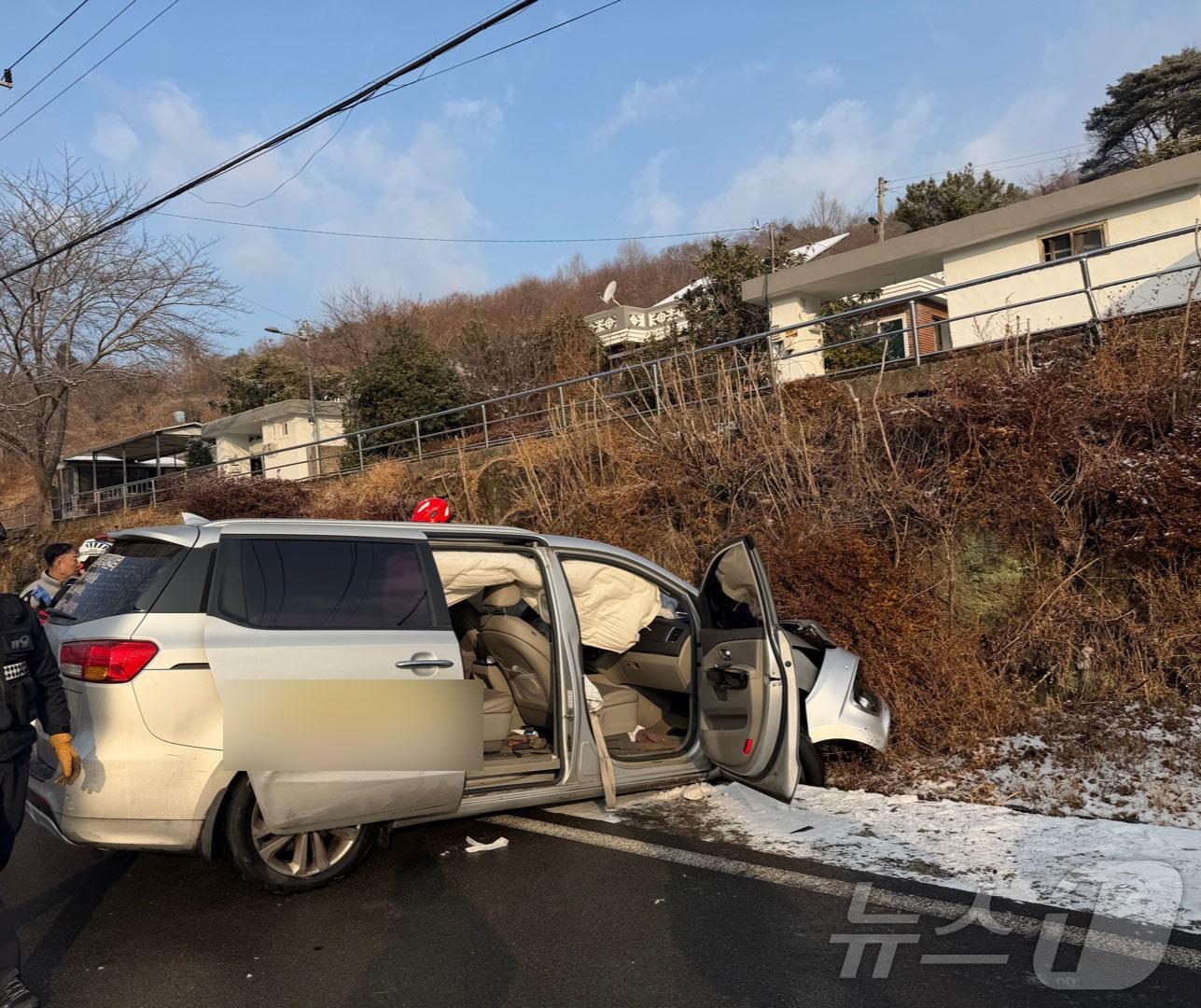 본문 이미지 - 2일 오전 8시 48분쯤 전남 순천시 상사면 장수마을 입구에서 노인복지센터 차량이 눈길에 미끄러진 모습. (전남소방본부 제공. 재판매 및 DB 금지) 