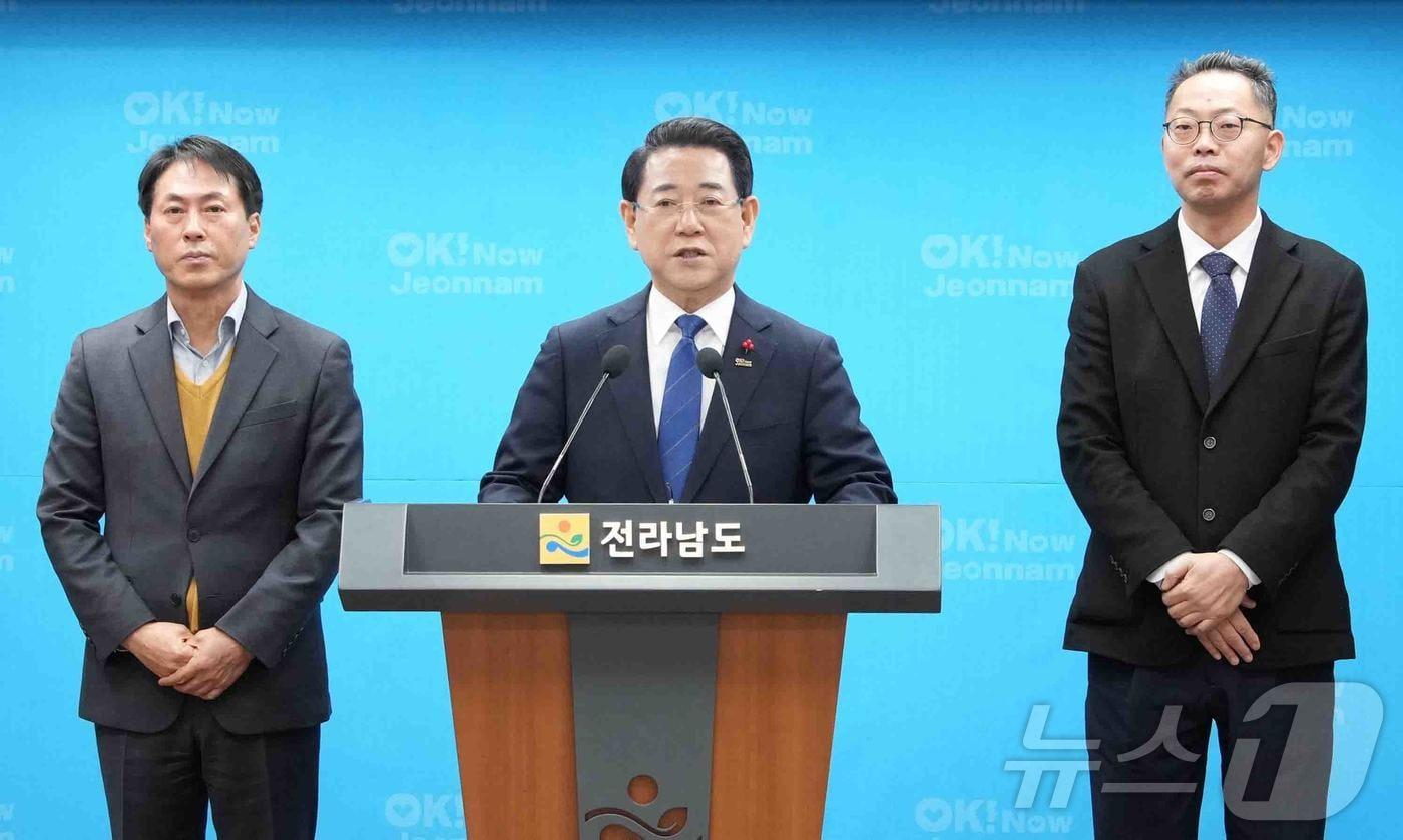 본문 이미지 - 김영록 전라남도지사가 2일 도청 브리핑룸에서 전남·광주 반도체 삼각 클러스트 비전에 관련해 발표를 하고 있다.(전남도 제공. 재판매 및 DB금지)2026.2.2/뉴스1