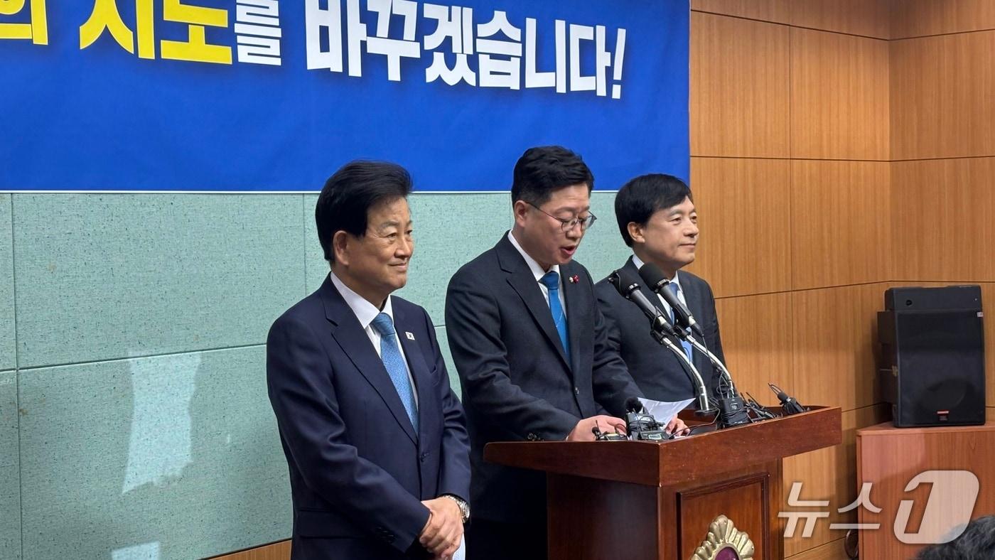 본문 이미지 - 2일 전북도의회 브리핑룸에서 안호영 의원이 전주·완주 행정통합 추진과 관련한 기자회견을 하고 있다./뉴스1 