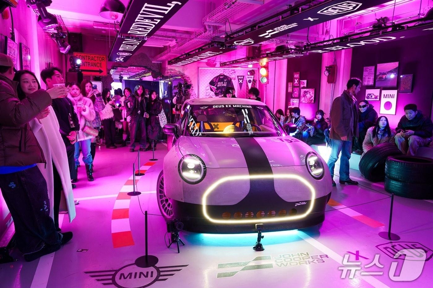 본문 이미지 - 지난달 31일 서울 성수동 소재 데우스 엑스 마키나 성수점에서 열린 아트 쇼케이스에 미니(MINI) JCW 콘셉트카 '스케그'가 전시된 모습(미니 코리아 제공). 2026.01.31.