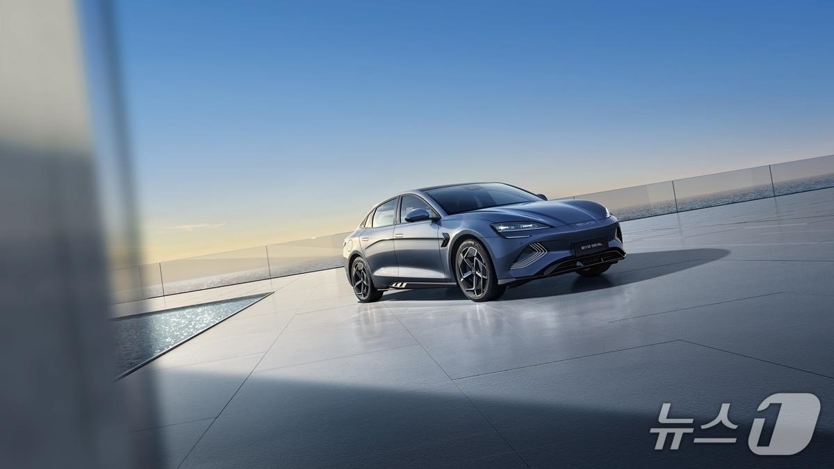 본문 이미지 - 비야디(BYD)코리아는 올해 라인업 확장의 첫 번째 모델로 다이내믹 중형 전기 세단 BYD 씰(SEAL)의 후륜구동(RWD) 트림을 출시한다고 2일 밝혔다. 
