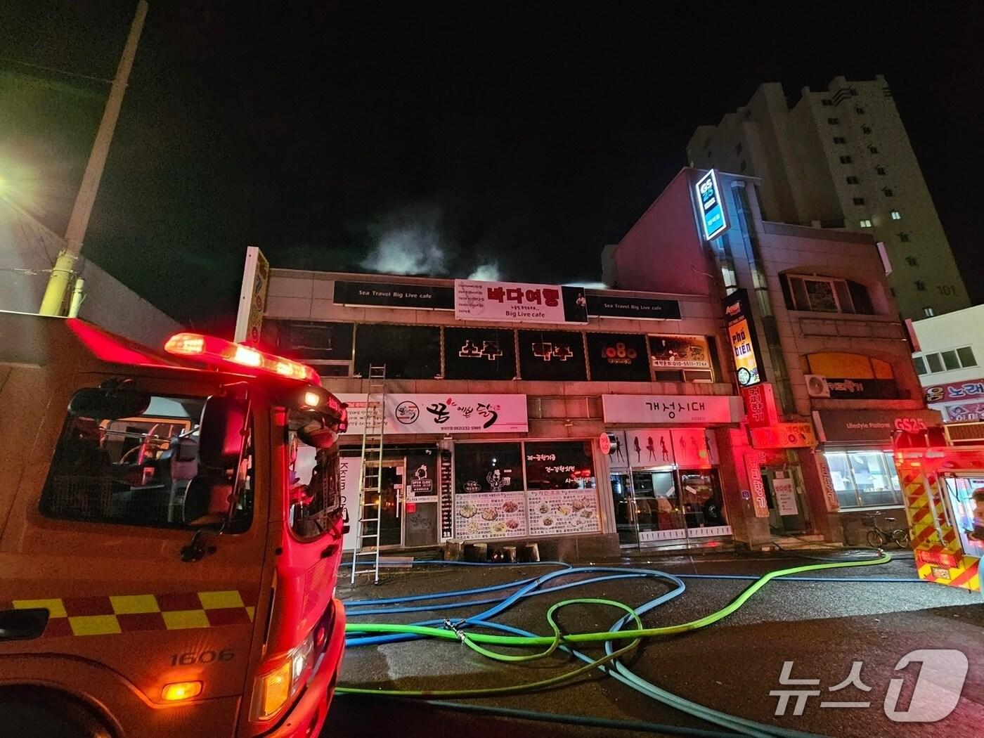 본문 이미지 - 2일 오전 2시 58분께 울산 동구 방어동의 한 상가 2층에서 불이 났다.(울산소방 제공. 재판매 및 DB금지)/뉴스1