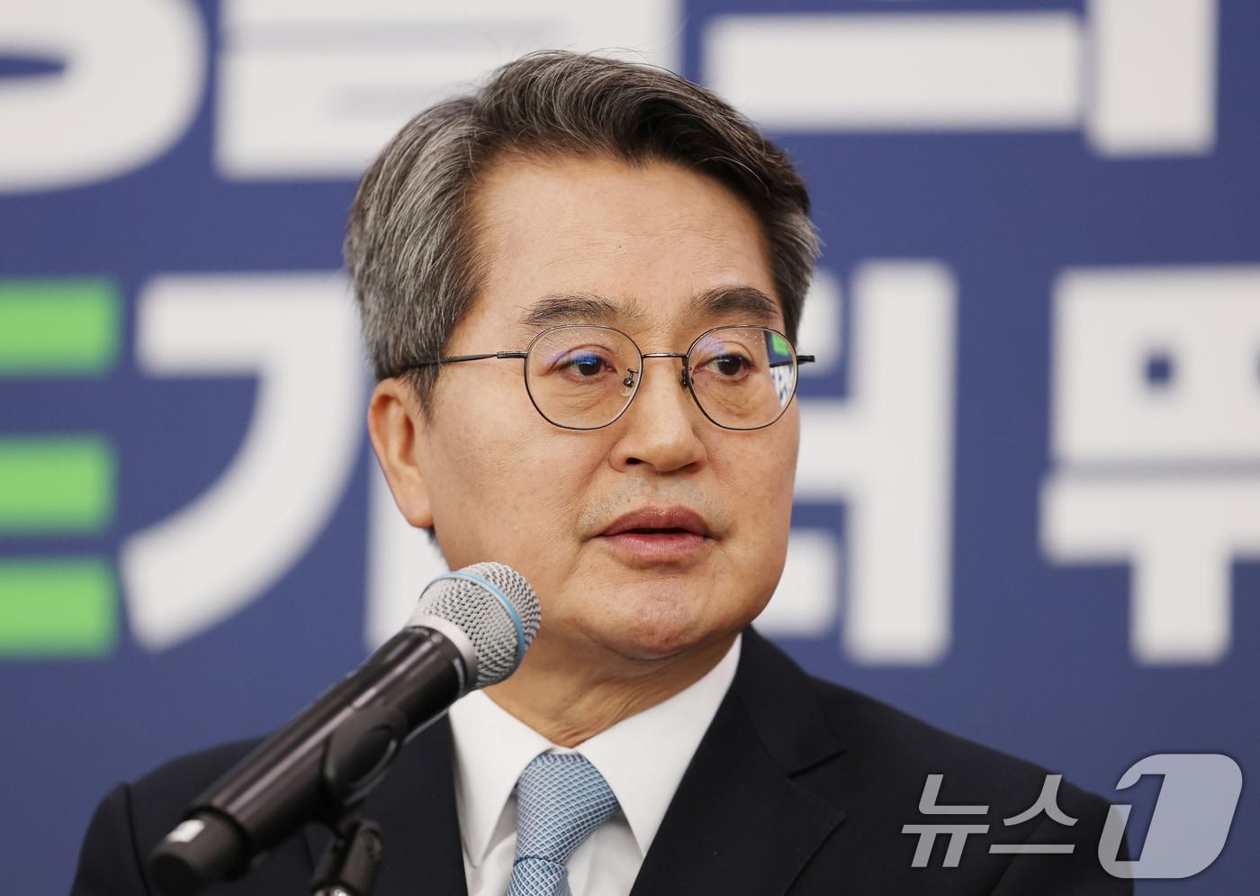 본문 이미지 - 김동연 경기도지사가 2일 경기 수원시 영통구 경기도청에서 열린 '2026 경기도 신년 기자간담회'에서 모두발언을 하고 있다. ⓒ News1 김영운 기자