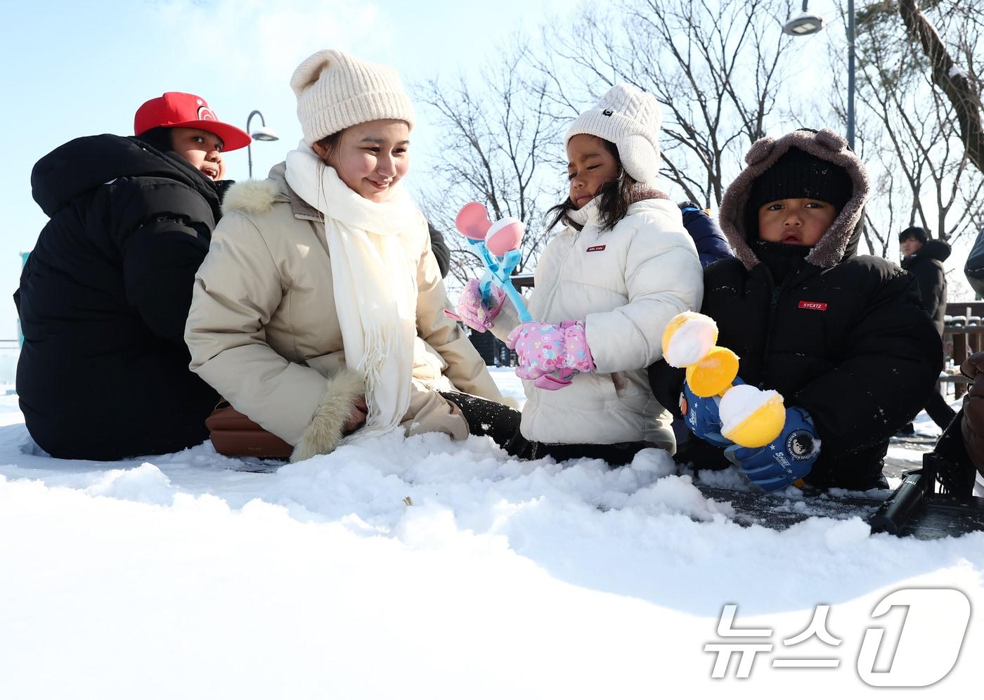 본문 이미지 - 폭설이 내린 2일 오전 서울 용산구 남산을 찾은 외국인 어린이들이 눈사람을 만들고 있다. 2026.2.2/뉴스1 ⓒ News1 김민지 기자