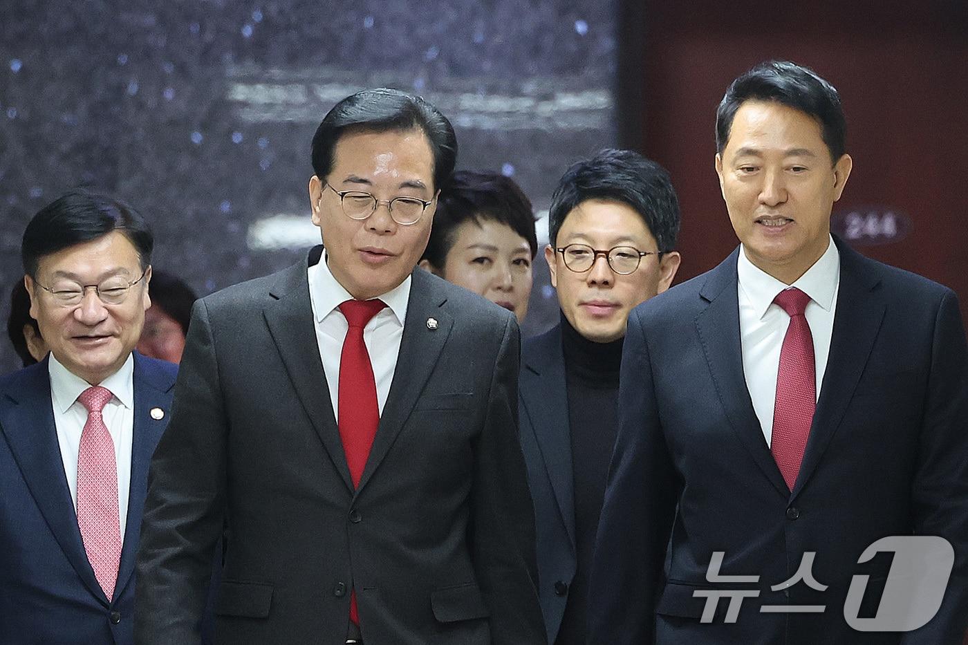 본문 이미지 - 송언석 국민의힘 원내대표와 오세훈 서울시장이 2일 서울 여의도 국회에서 열린 국민의힘-서울시 부동산정책협의회에 참석하고 있다. 2026.2.2/뉴스1 ⓒ News1 신웅수 기자