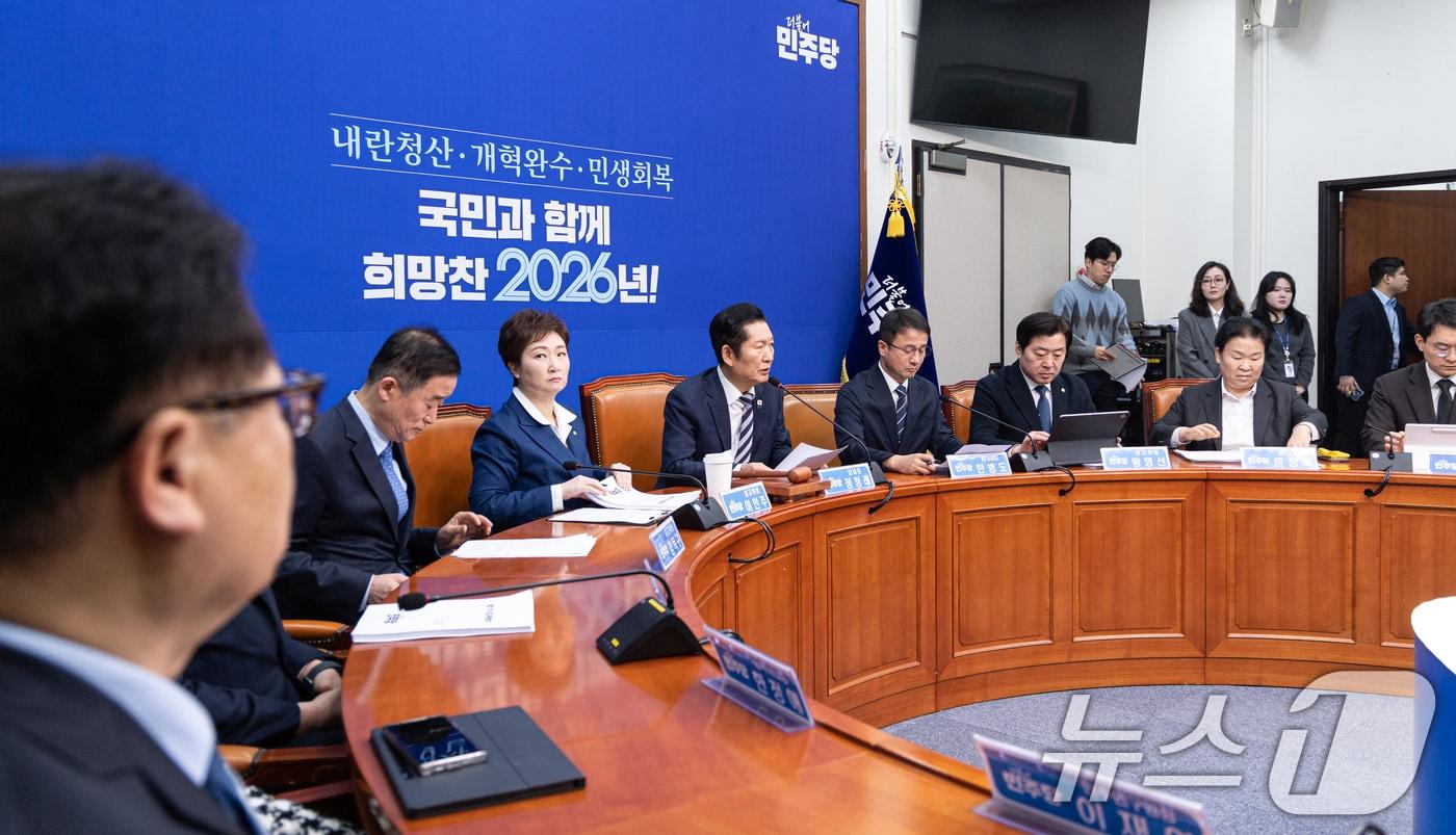 본문 이미지 - 정청래 더불어민주당 대표가 서울 여의도 국회에서 열린 최고위원회의에서 모두발언하고 있다. / ⓒ 뉴스1 이승배 기자