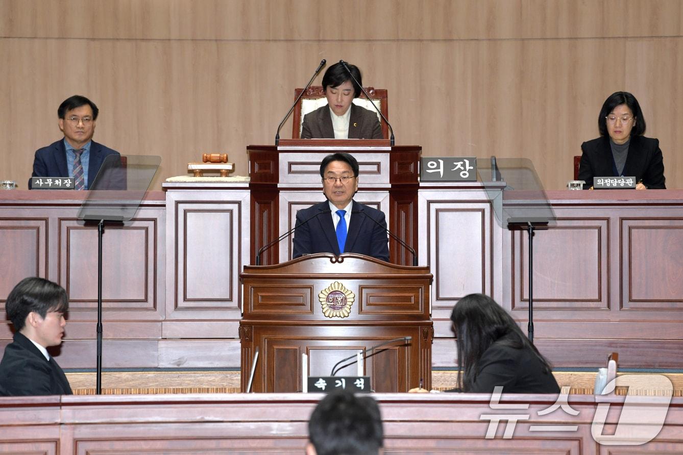 본문 이미지 - 강기정 광주광역시장이 2일 오전 시의회 본회의장에서 열린 제341회 시의회 임시회 제1차 본회의에 참석, '2026년 시정 운영 방향'을 발표하고 있다. (광주광역시 제공. 재판매 및 DB 금지) 2026.2.2/뉴스1 