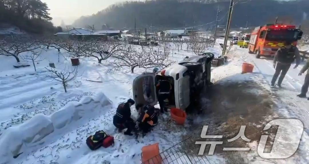 본문 이미지 - 2일 오전 9시 2분쯤 전남 화순군 화순읍에서 눈길로 인한 차량 단독 사고가 발생해 소방당국이 환자를 구조하고 있다. (전남소방본부 제공. 재판매 및 DB금지) 2026.2.2/뉴스1 