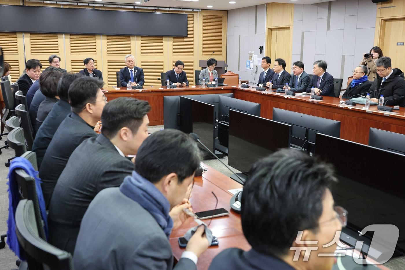 본문 이미지 - 더불어민주당 초선의원 모임인 '더민초' 대표인 이재강 의원이 2일 서울 여의도 국회 의원회관에서 열린 조국혁신당과의 합당 관련 더민초 간담회에서 의원들과 대화하고 있다. 2026.2.2/뉴스1 ⓒ News1 신웅수 기자