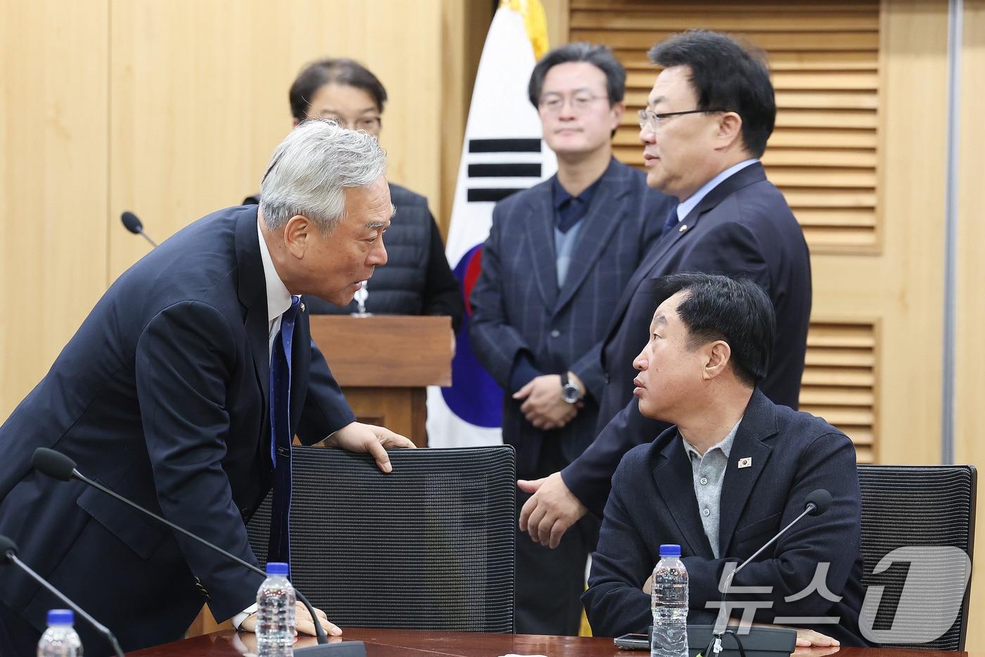 본문 이미지 - 더불어민주당 초선의원 모임인 '더민초' 대표인 이재강 의원이 2일 서울 여의도 국회 의원회관에서 열린 조국혁신당과의 합당 관련 더민초 간담회에서 의원들과 대화하고 있다. 2026.2.2/뉴스1 ⓒ News1 신웅수 기자