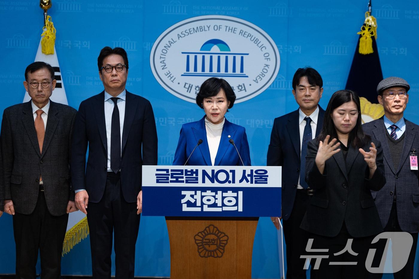 본문 이미지 - 전현희 더불어민주당 의원이 2일 서울 여의도 국회 소통관에서 기자회견을 열고 서울시장 출마를 선언하고 있다. 2026.2.2 ⓒ 뉴스1 유승관 기자