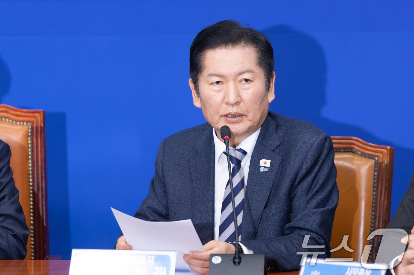 본문 이미지 - 정청래 더불어민주당 대표가 2일 서울 여의도 국회에서 열린 제5차 중앙위원회의에서 모두발언하고 있다. 2026.2.2/뉴스1 ⓒ News1 이승배 기자