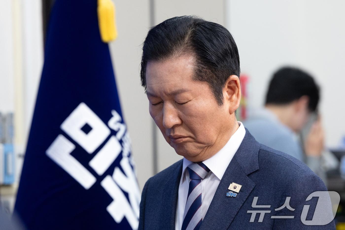 본문 이미지 - 정청래 더불어민주당 대표가 2일 서울 여의도 국회에서 열린 제5차 중앙위원회의에서 국민의례하고 있다. 2026.2.2/뉴스1 ⓒ News1 이승배 기자