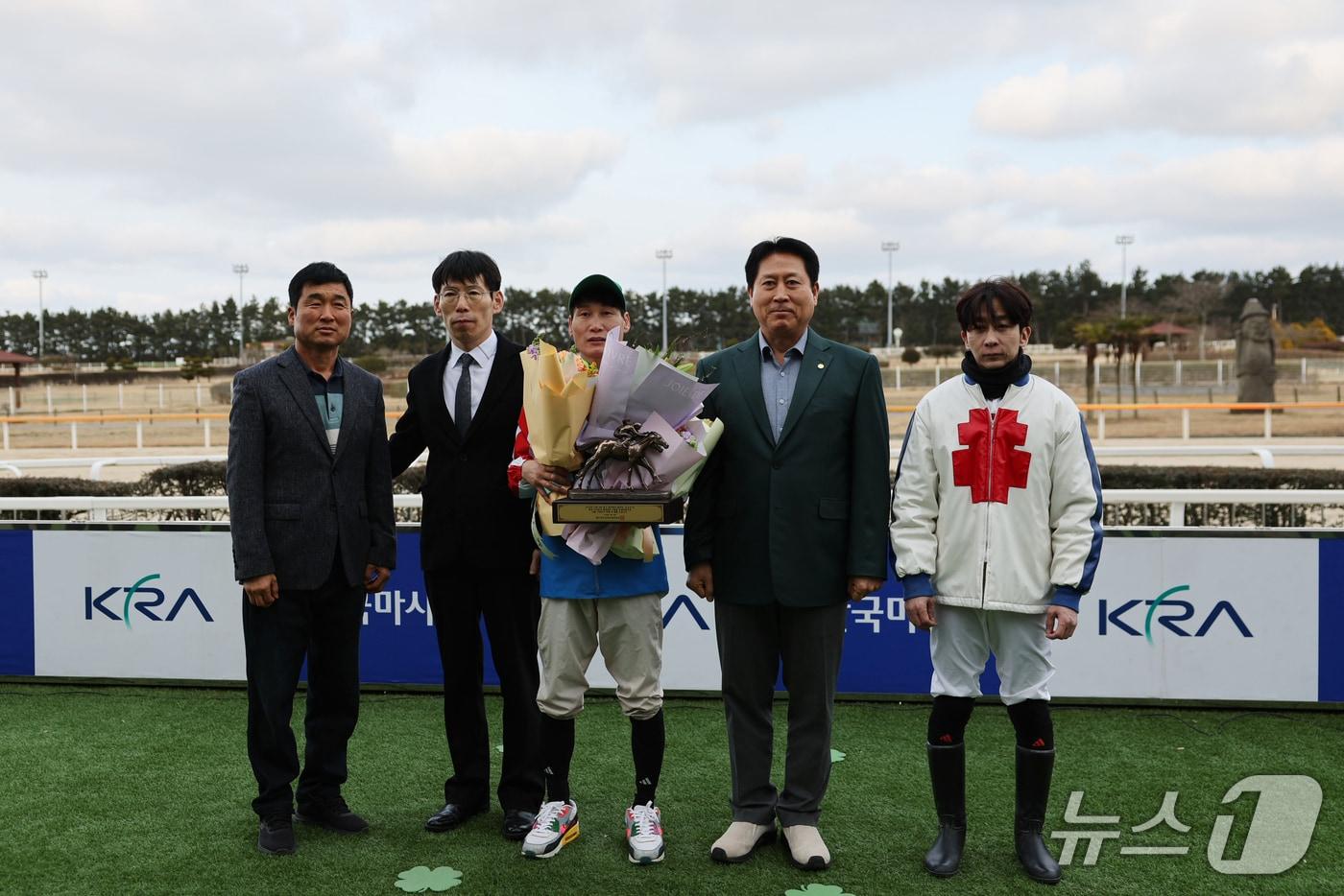 본문 이미지 - 지난달 31일 렛츠런파크 제주에서 열린 박성광 기수(사진 가운데)의 통산 500승 시상식.(한국마사회 제주본부 제공. 재판매 및 DB 금지)