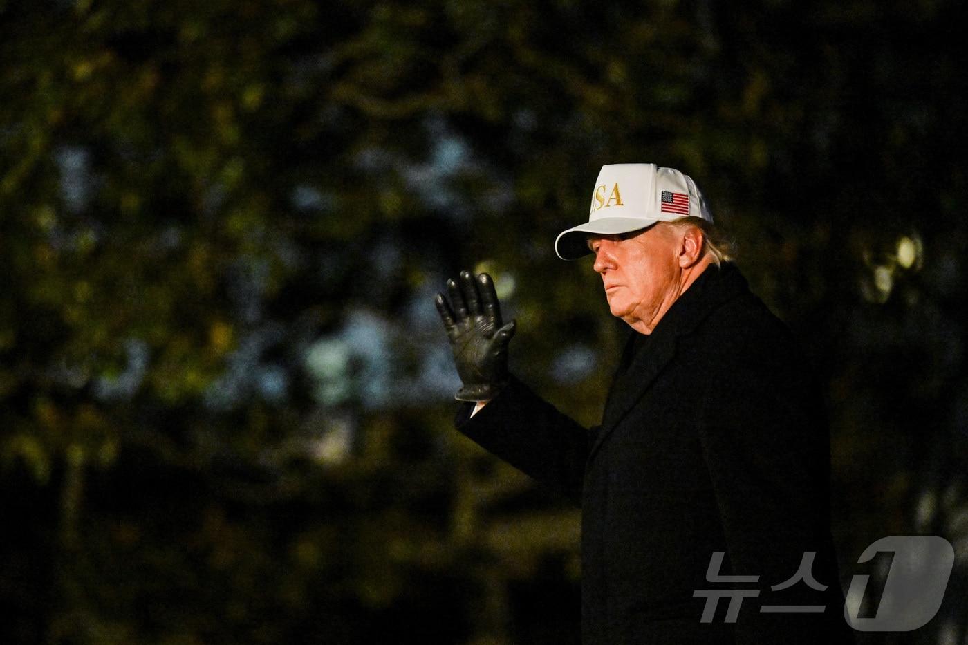본문 이미지 - 도널드 트럼프 미국 대통령이 1일(현지시간) 워싱턴 D.C 백악관 남쪽 잔디광장에 도착한 뒤 손을 흔들고 있다. 2026.02.01 ⓒ 로이터=뉴스1 ⓒ News1 최종일 선임기자