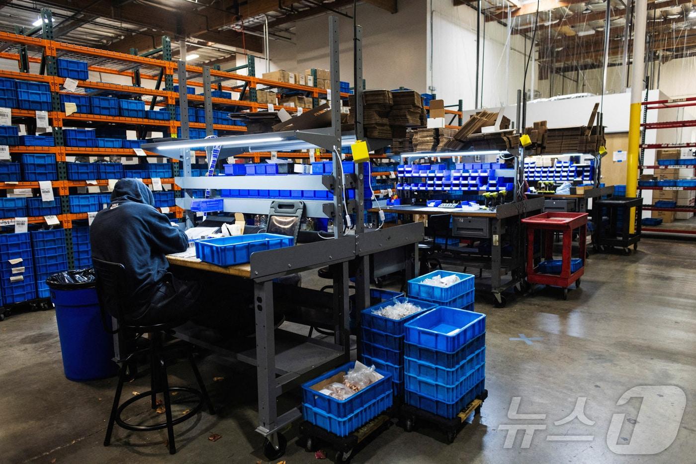 본문 이미지 - 2025년 12월 23일(현지시간) 미국 캘리포니아주 발렌시아에 위치한 퍼시픽 락 공장에서 한 노동자가 자물쇠를 제작하고 있다. 2025.12.23. ⓒ 로이터=뉴스1 ⓒ News1 윤다정 기자