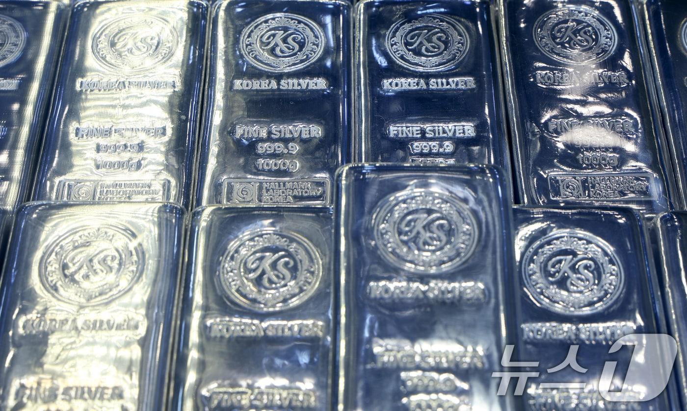 본문 이미지 - 주말동안 국제 금·은 가격이 폭락한 후 진정세를 보이고 있는 2일 서울 시내 금은방에 실버바가 진열돼 있다. 지난달 30일(현지시간)국제 원자재 시장에서 금은 11.39% 하락한 온스당 4745.10, 은 가격은 31.37% 내린 78.531에 마감했다. 2026.2.2/뉴스1 ⓒ News1 최지환 기자