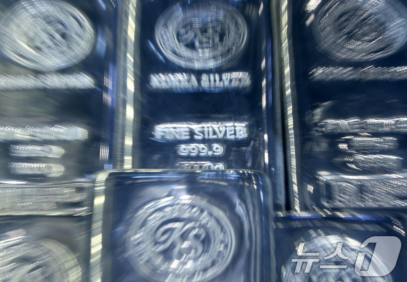 본문 이미지 - 주말동안 국제 금·은 가격이 폭락한 후 진정세를 보이고 있는 2일 서울 시내 금은방에 실버바가 진열돼 있다. 지난달 30일(현지시간)국제 원자재 시장에서 금은 11.39% 하락한 온스당 4745.10, 은 가격은 31.37% 내린 78.531에 마감했다. 2026.2.2/뉴스1 ⓒ News1 최지환 기자