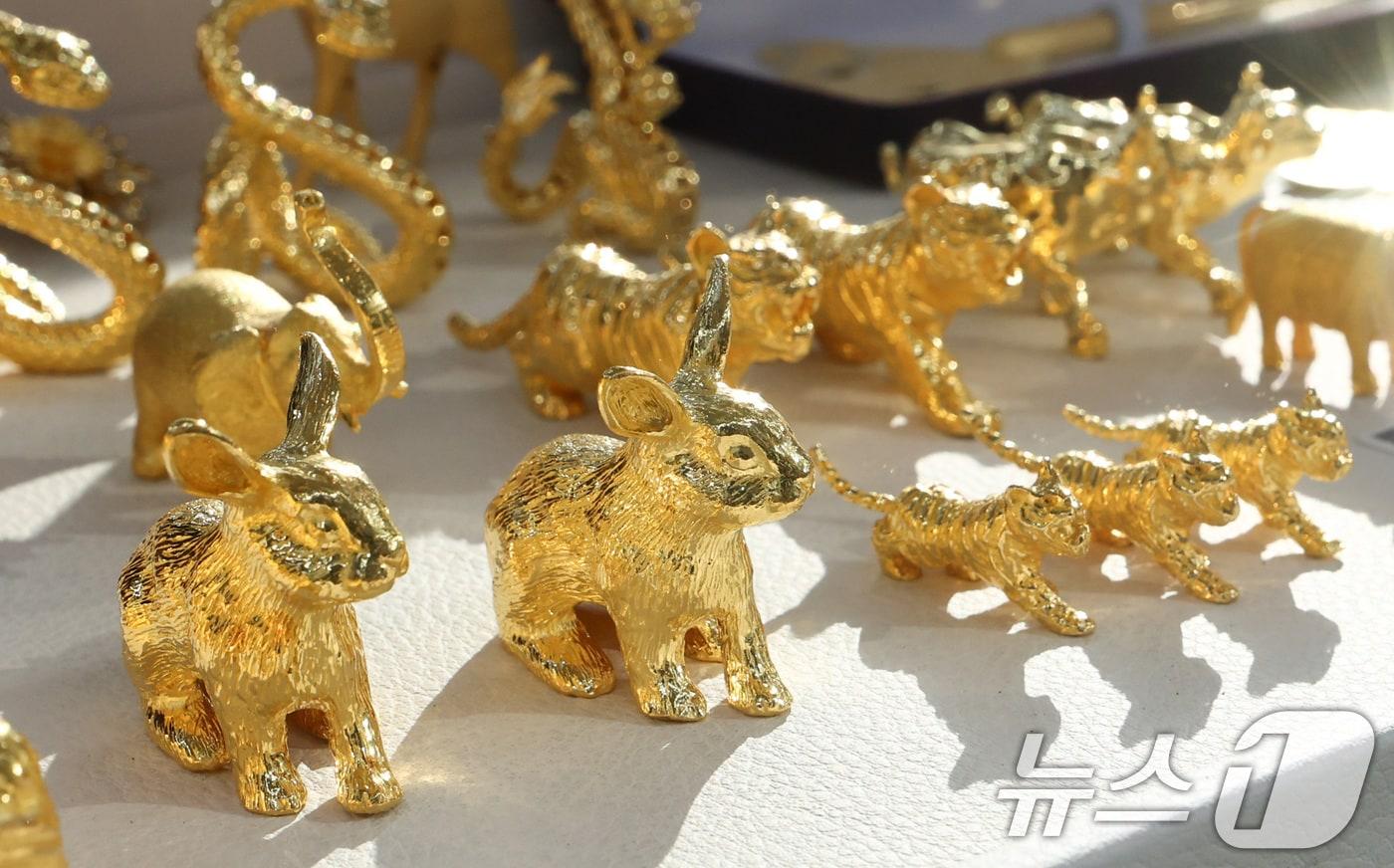 본문 이미지 -  2일 서울 시내 금은방에 골드바가 진열돼 있다. 2026.2.2/뉴스1 ⓒ News1 최지환 기자