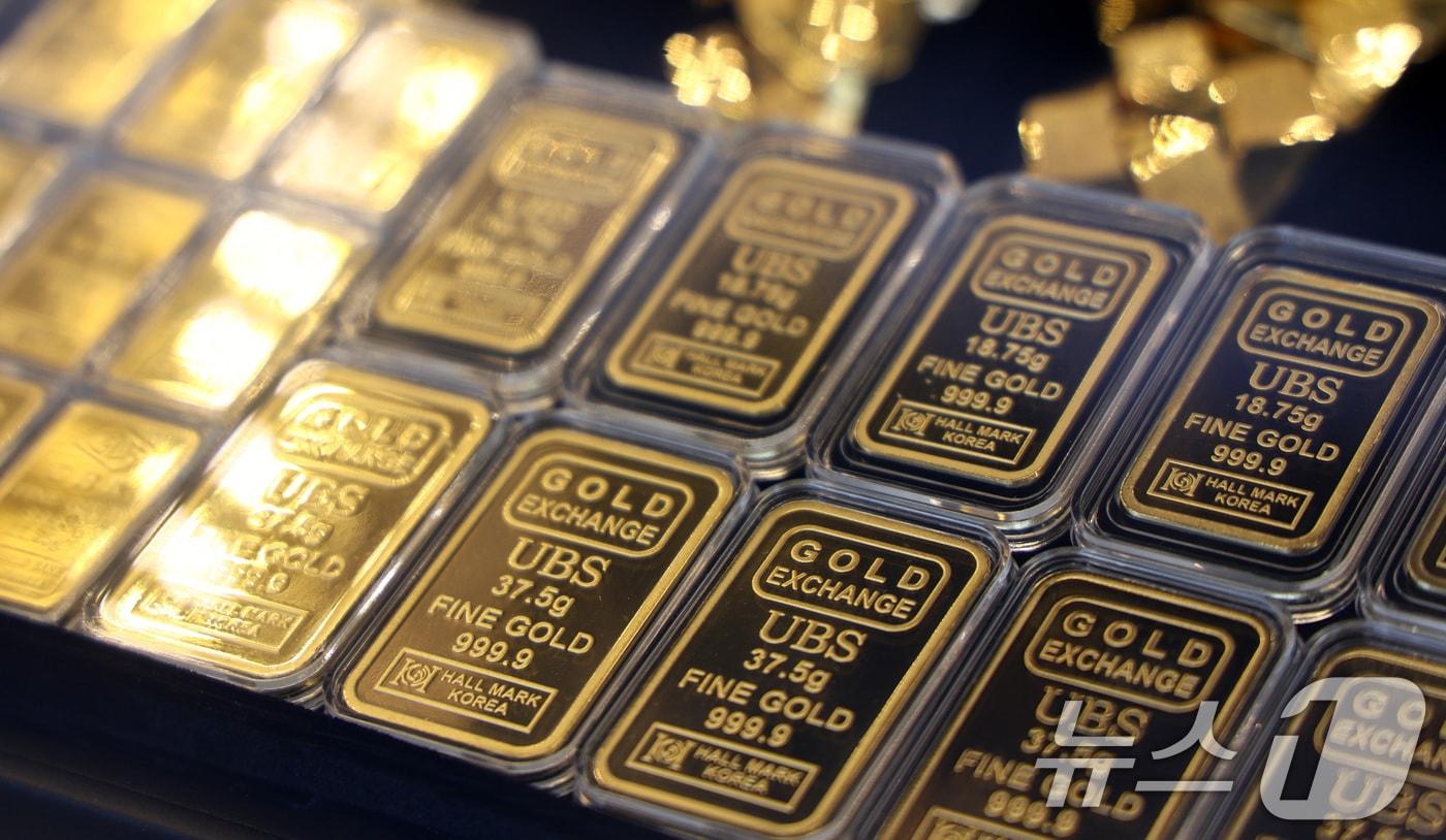 본문 이미지 - 2일 서울 시내 금은방에 골드바가 진열돼 있다.  2026.2.2/뉴스1 ⓒ News1 최지환 기자