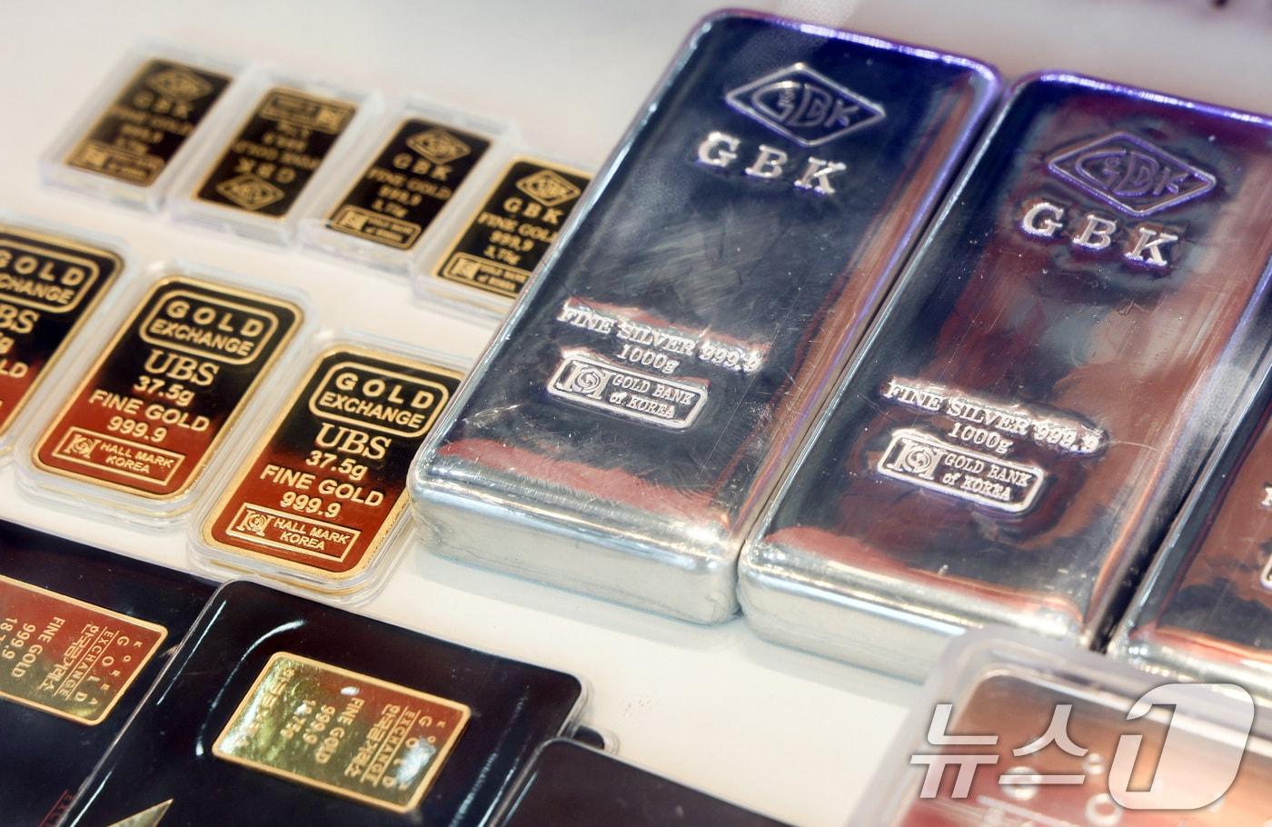 본문 이미지 - 2일 서울 시내 금은방에 금·은 제품이 진열되어 있다. 지난달 30일(현지시간)국제 원자재 시장에서 금은 11.39% 하락한 온스당 4745.10, 은 가격은 31.37% 내린 78.531에 마감했다. 2026.2.2/뉴스1 ⓒ News1 최지환 기자