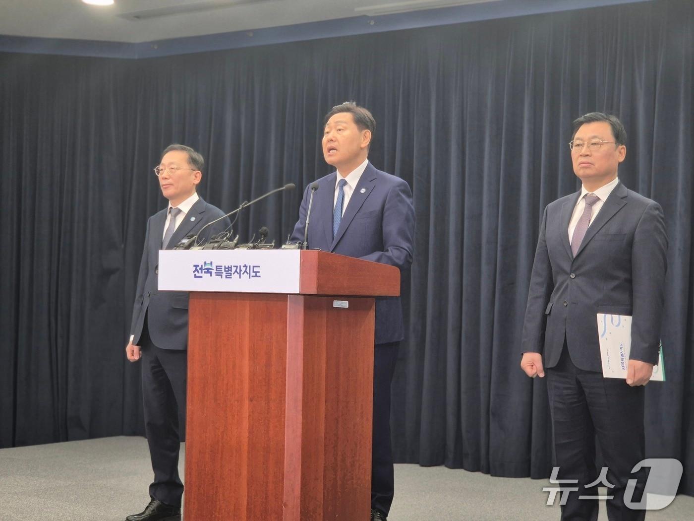 본문 이미지 - 2일 김관영 전북지사가 도청 브리핑룸에서 전주·완주 행정통합과 관련한 기자회견을 하고 있다./뉴스1 