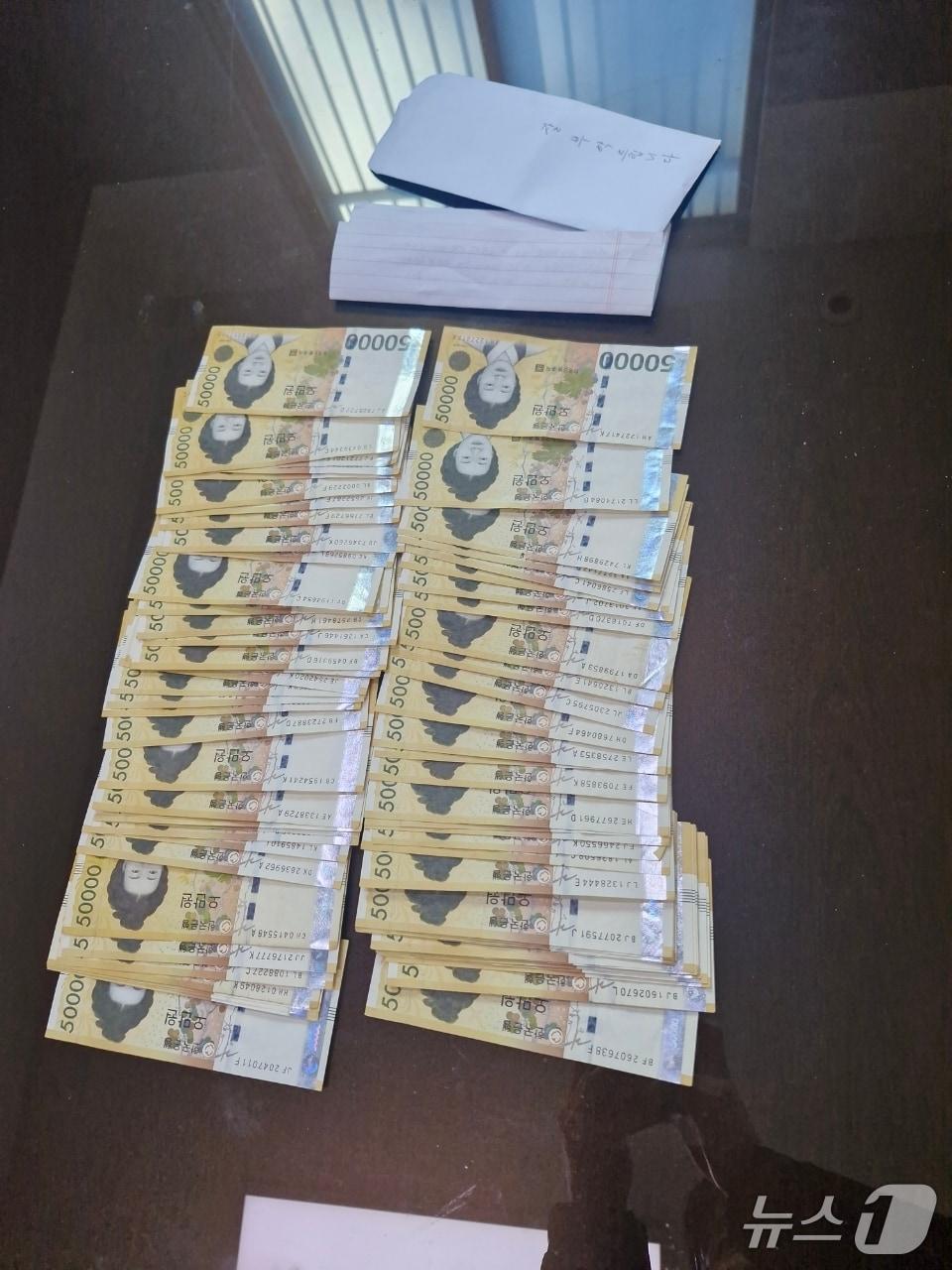 본문 이미지 -  한 익명의 기부자의 현금과 편지.(단양군 제공. 재판매 및 DB금지) /뉴스1 